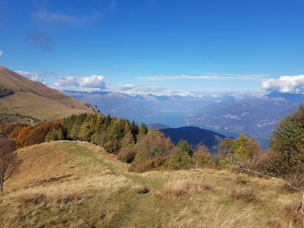 vista dal monte san primo sul lago