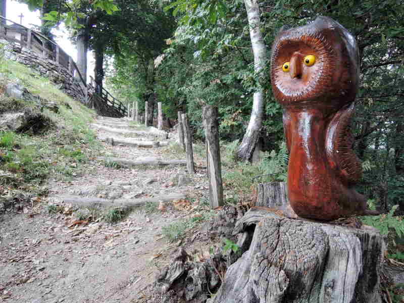Gita al Crus da l'Omm con i bambini le sculture di legno Gita al Crus da l'Omm con i bambini