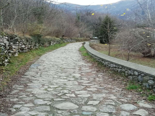 passeggiata basilica san pietro monte