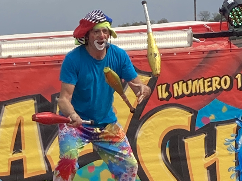 festa di carnevale con crazy show