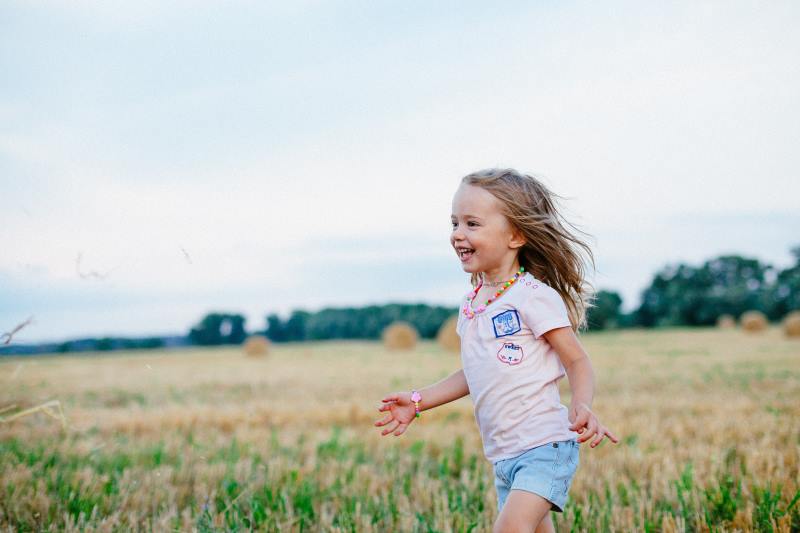 bambini natura prati aia